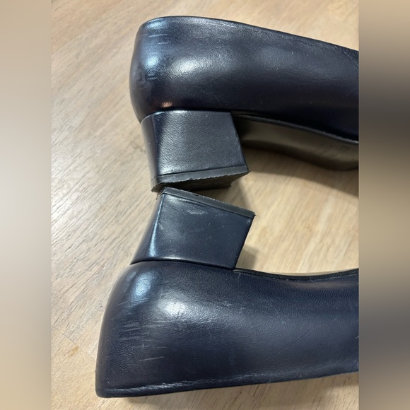 Etienne Aigner Vintage Navy block Heels squared toe Leather
Size 8 N - Picture 4 of 5